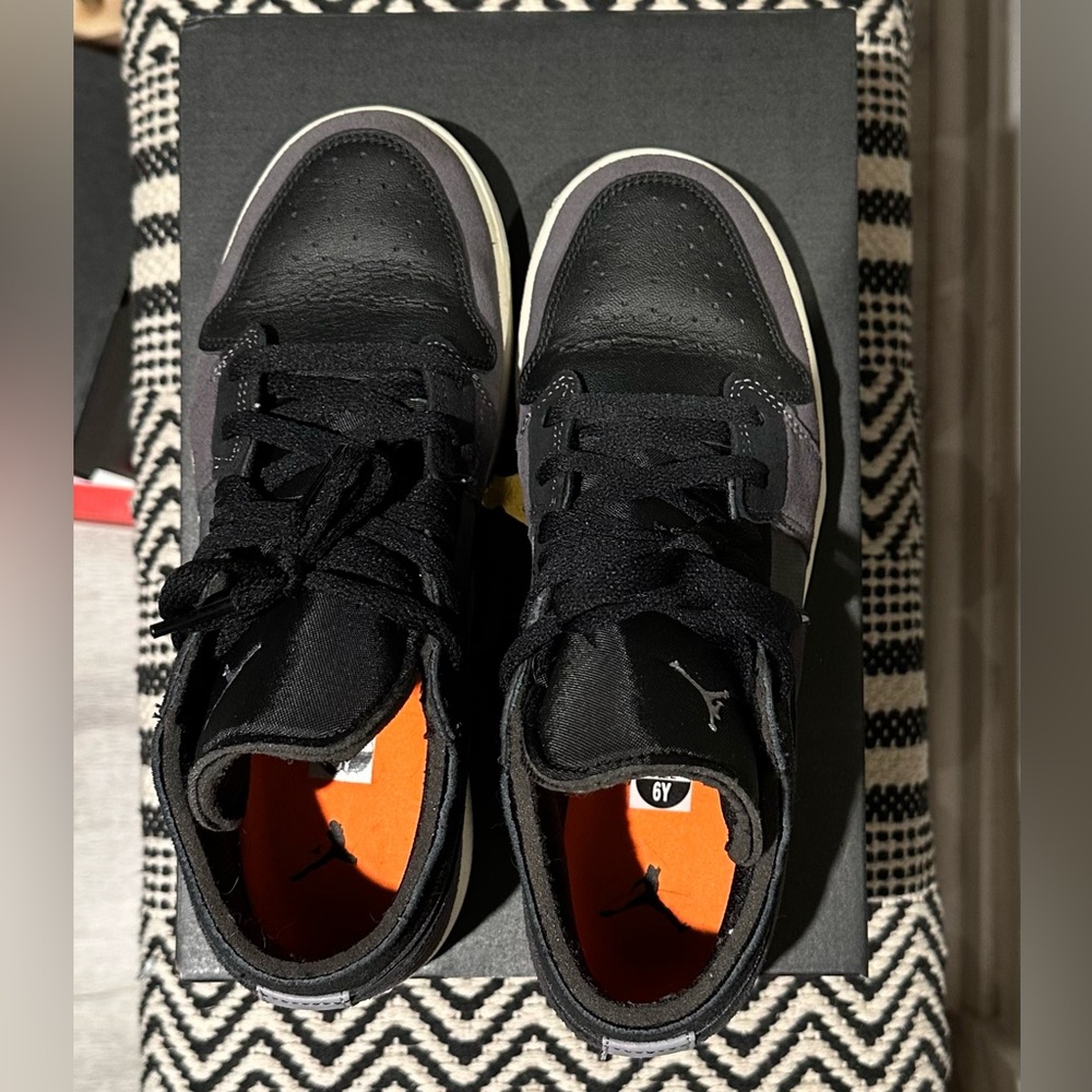 NIKE AIR JORDAN 1 LOW sail grey black total orange se craft, youth 6 wmns 7.5 - Picture 7 of 8